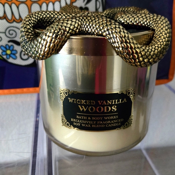 Wicked Vanilla Woods Candle w/ Specialty Lid PLUS Tote - Picture 4 of 14